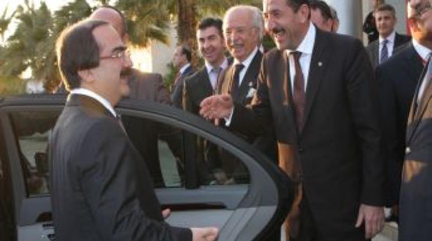 Vali Coş'tan işadamlarını g&uuml;ld&uuml;ren espri