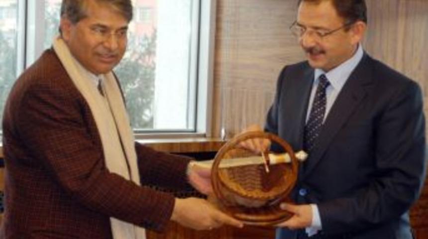 Pakistan'ın b&ouml;lge valileri Başkan &Ouml;zhaseki'yi ziyaret etti