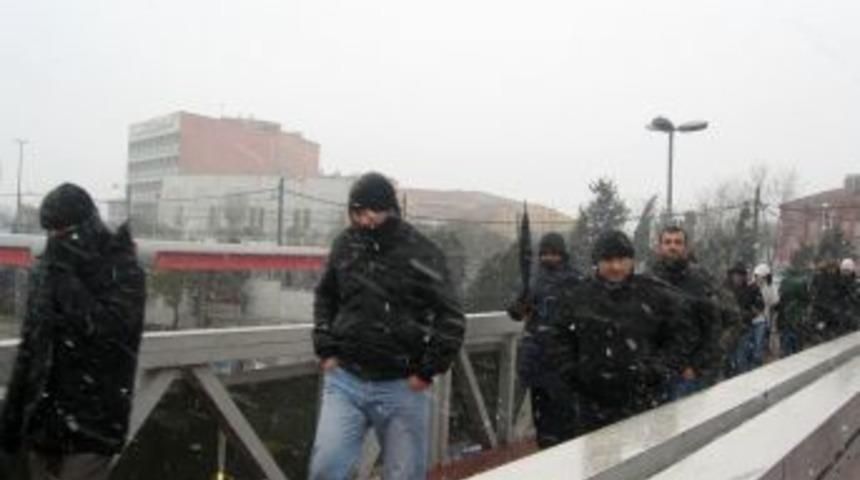 İstanbul&rsquo;da kar yağışı etkisini artırdı