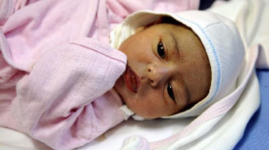 Minik bebek cami avlusuna terk edildi