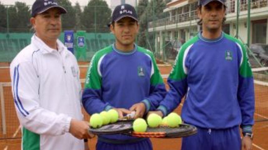 Markete koşarken keşfedildi, tenisin zirvesine koşuyor