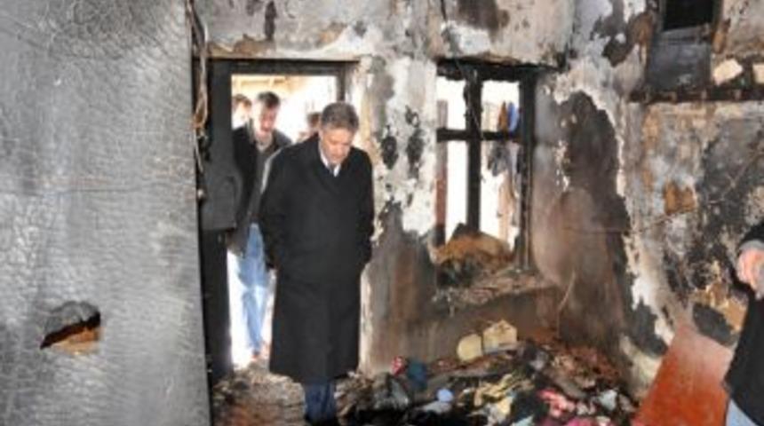 Vali Kahraman, evi yanan aileyi ziyaret etti