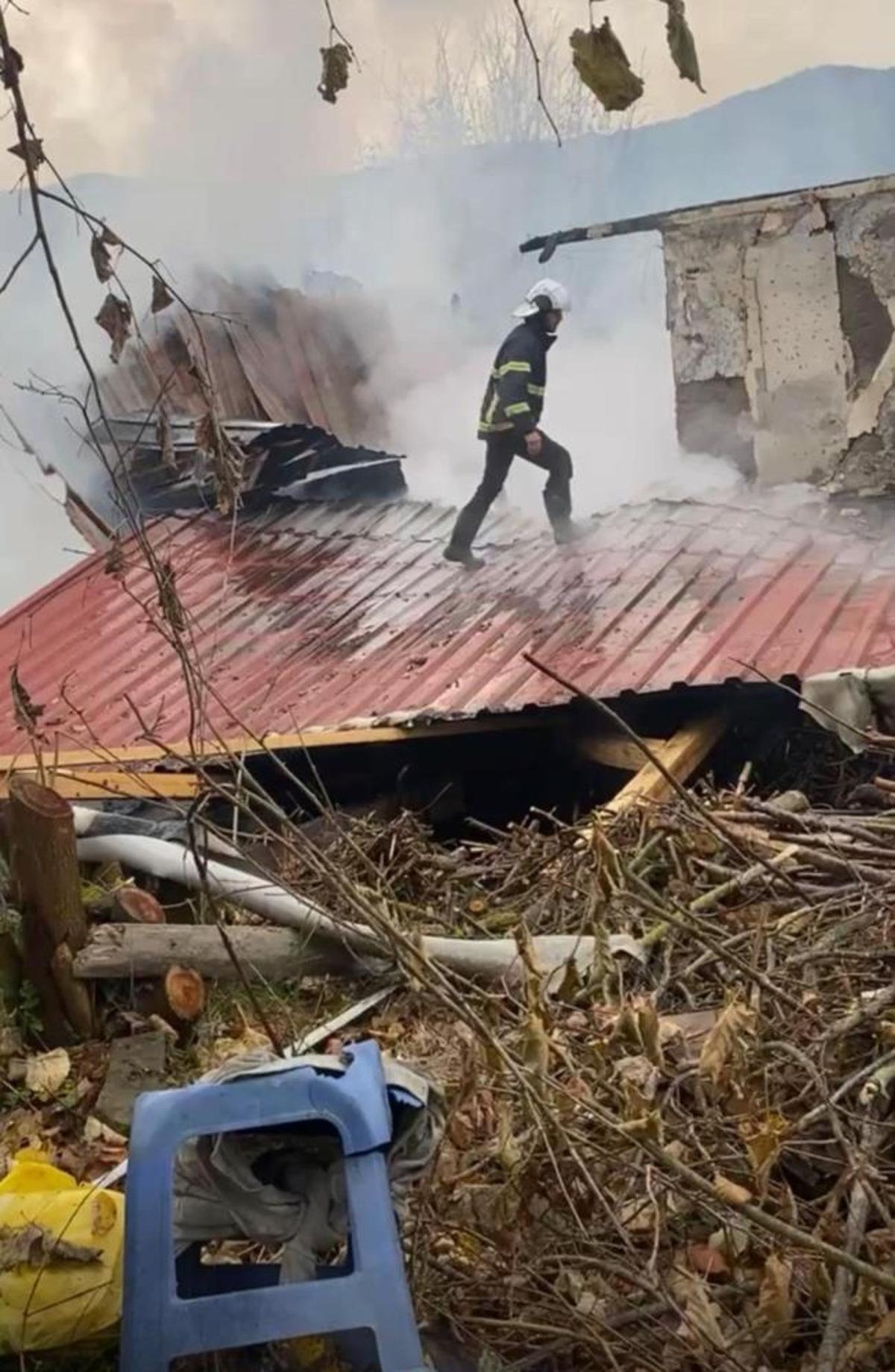 Uykusunda tek katlı evi küle döndü, camdan atlayarak canını kurtardı 3