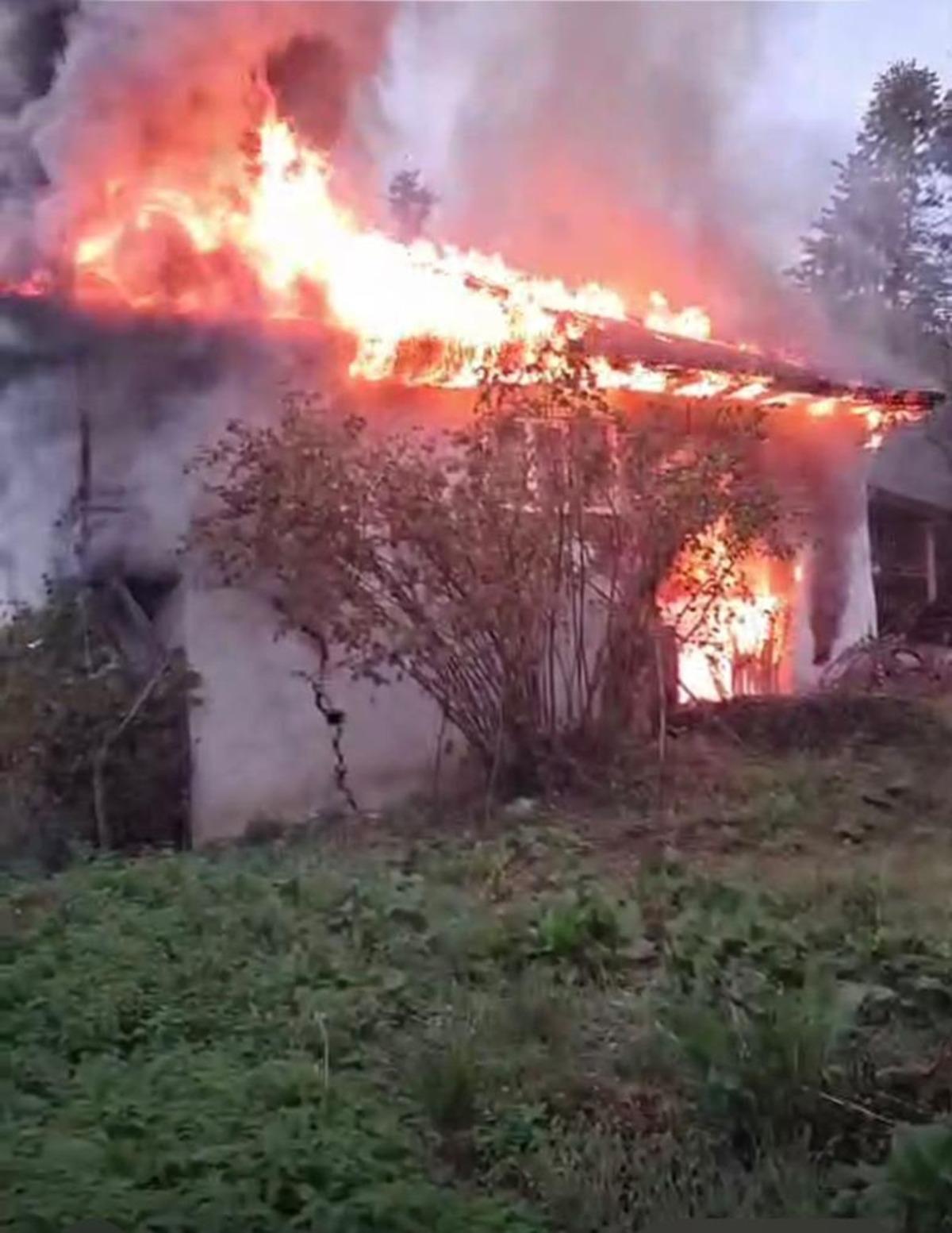 Uykusunda tek katlı evi küle döndü, camdan atlayarak canını kurtardı 1