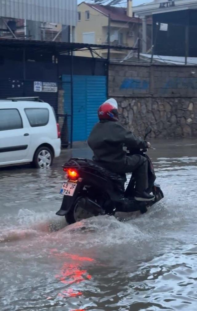 Fethiye’de sağanak yağış hayatı olumsuz etkiledi 1