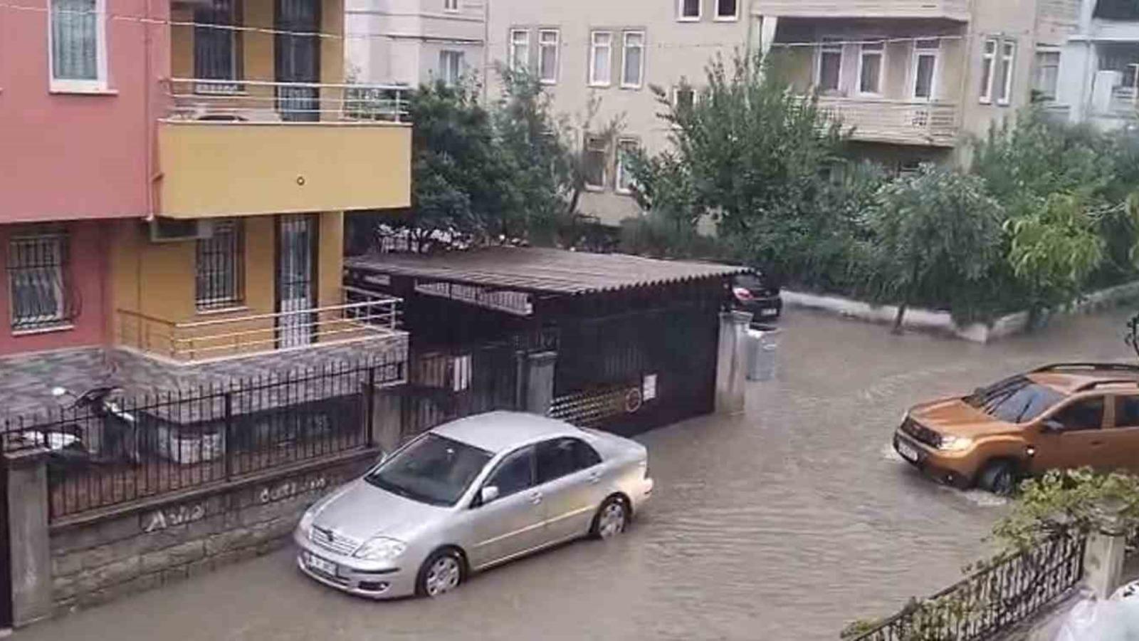 Fethiye’de sağanak yağış hayatı olumsuz etkiledi
