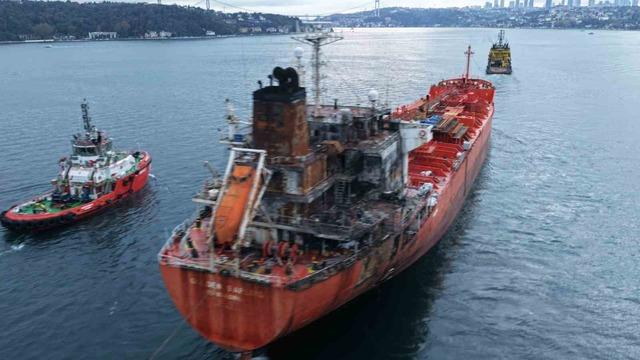 Karadeniz’de dron saldırısına uğrayan tankerin geçişi nedeniyle İstanbul Boğazı trafiğe kapandı 1