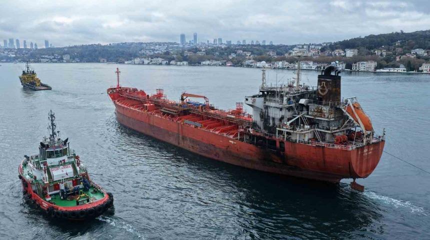 Karadeniz’de dron saldırısına uğrayan tankerin geçişi nedeniyle İstanbul Boğazı trafiğe kapandı