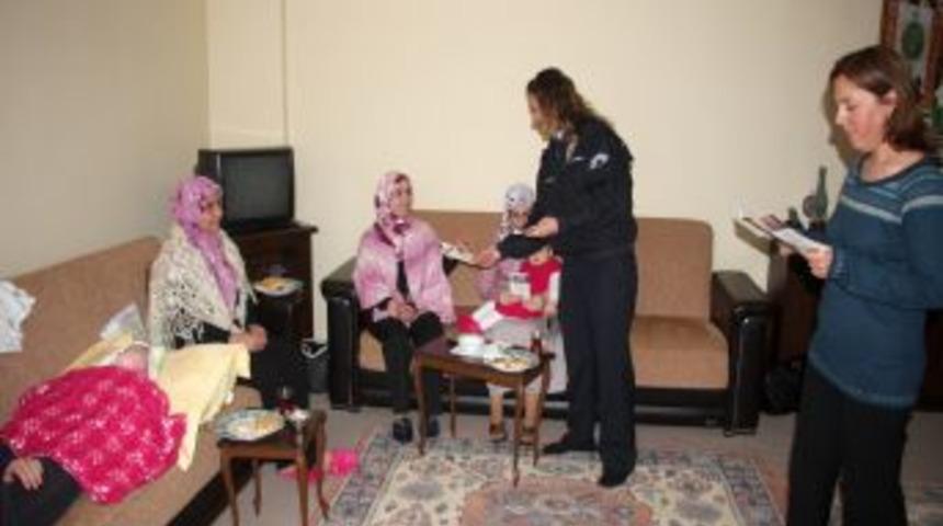 Bayan polisler aile i&ccedil;i şiddeti anlatmak i&ccedil;in evlere gidiyor