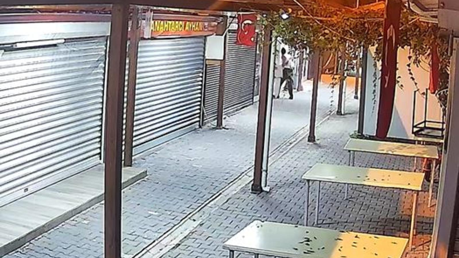 Beze sardığı kaldırım taşıyla telefoncu ve bankanın camını kırıp hırsızlık yaptı