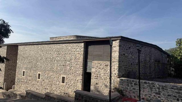 9 asırlık Yağıbasan Medresesi’nin hasarlı çatısında brandalı önlem alındı 4