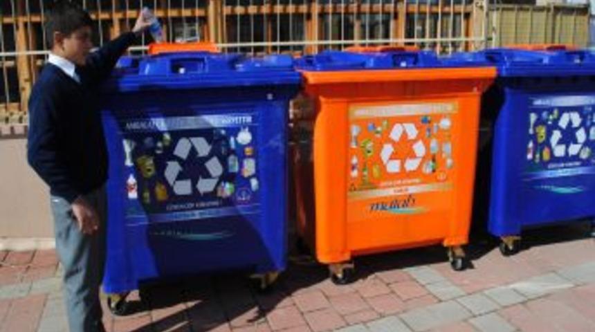 Geri d&ouml;n&uuml;ş&uuml;m bidonları ile &ouml;ğrenciler atık ayrıştırmayı &ouml;ğrenecek