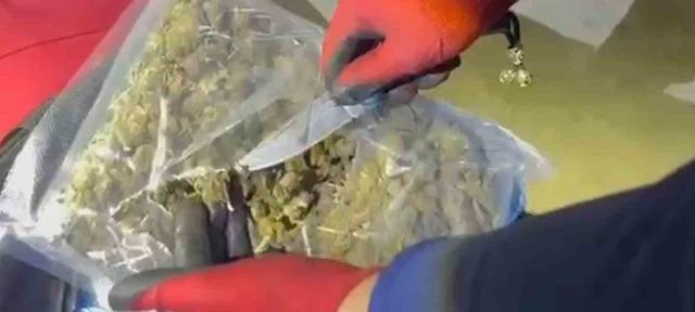 Şanlıurfa’da yolcu otobüsünde 16 kilo 400 gram skunk ele geçirildi 4