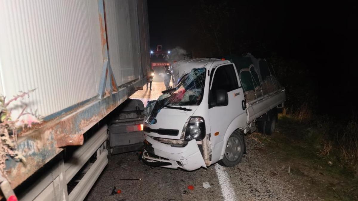 Tır ile kamyonet kafa kafaya çarpıştı: 2 ağır yaralı 1