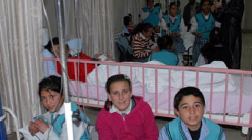 72 &ouml;ğrenci zehirlendi