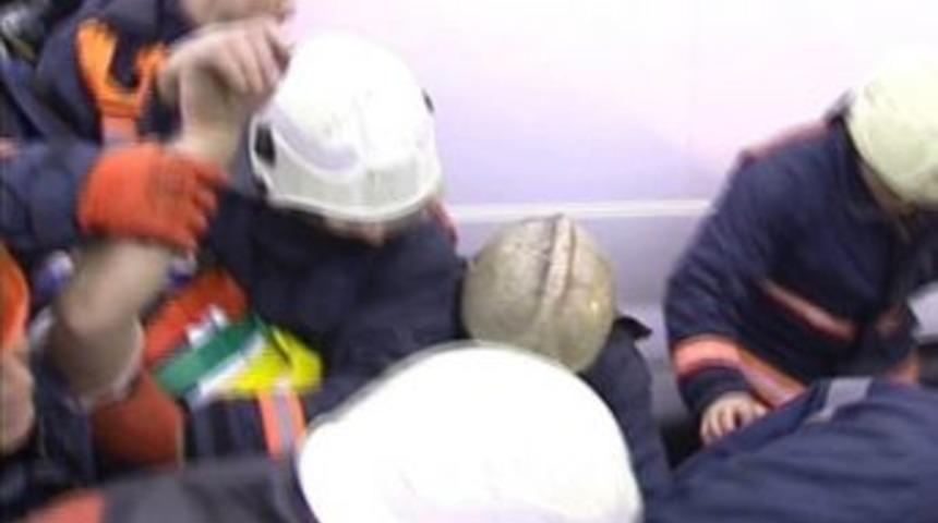 Yaralı s&uuml;r&uuml;c&uuml;y&uuml; sıkıştığı ara&ccedil;tan itfaiye kurtardı