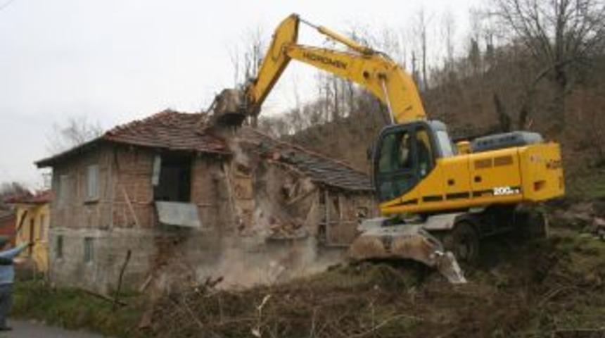 Sakarya'da orta hasarlı binalar yıkılıyor