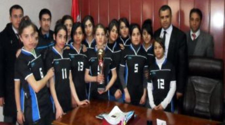 Silopi&rsquo;nin yıldız kızlarından milli eğitim m&uuml;d&uuml;r&uuml;ne ziyaret