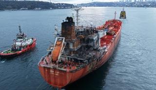 Karadeniz'de saldırıya uğrayan tanker İstanbul Boğazı'ndan geçiş yaptı