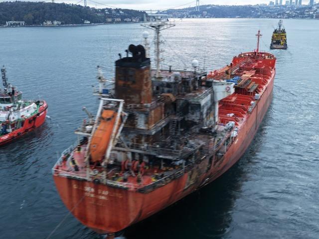 Karadeniz'de saldırıya uğrayan tanker İstanbul Boğazı'ndan geçiş yaptı