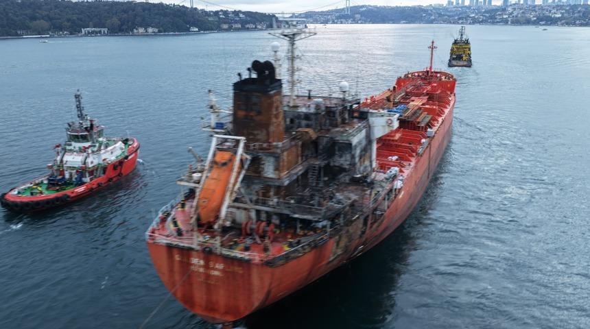 Karadeniz'de saldırıya uğrayan tanker İstanbul Boğazı'ndan geçiş yaptı