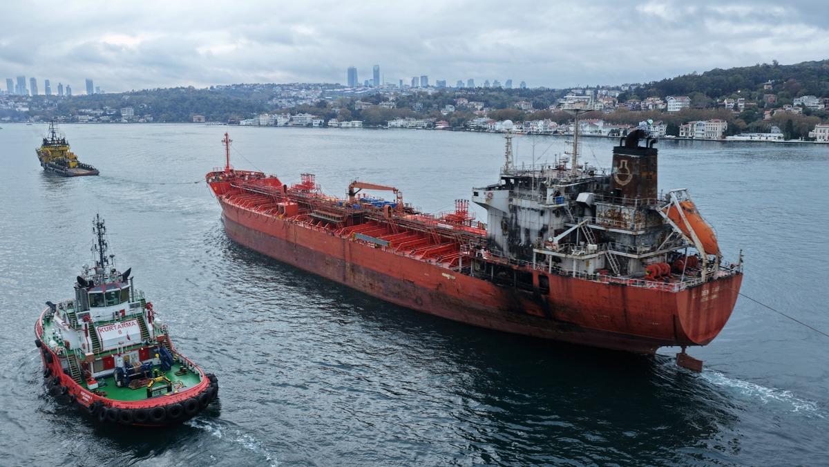 Karadeniz de saldırıya uğrayan tanker İstanbul Boğazı ndan geçiş yaptı 1
