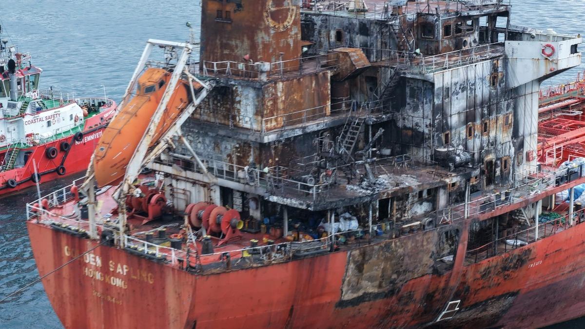 Karadeniz de saldırıya uğrayan tanker İstanbul Boğazı ndan geçiş yaptı 3