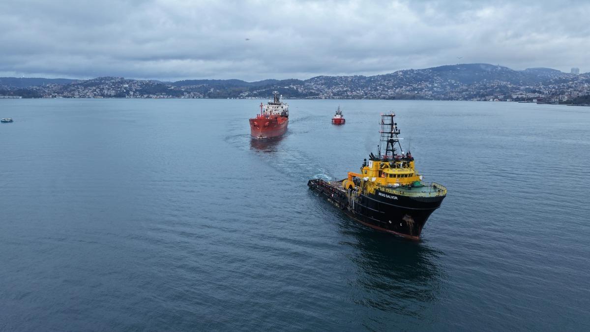 Karadeniz de saldırıya uğrayan tanker İstanbul Boğazı ndan geçiş yaptı 4