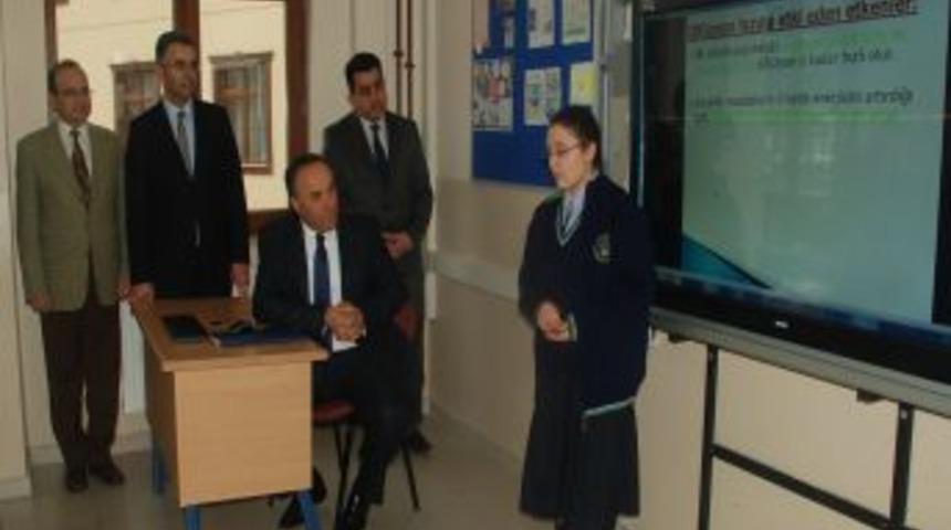 Vali Hacım&uuml;ft&uuml;oğlu, tablet bilgisayarlar hakkında &ouml;ğrencilerden bilgi aldı