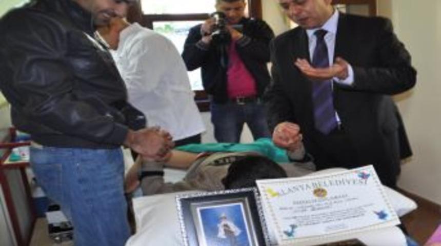 S&uuml;nnet olan depremzede &ccedil;ocuklara erkeklik diploması verildi