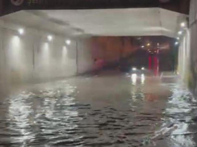 Hatay’da sağanak yağış yolları ve caddeleri göle çevirdi
