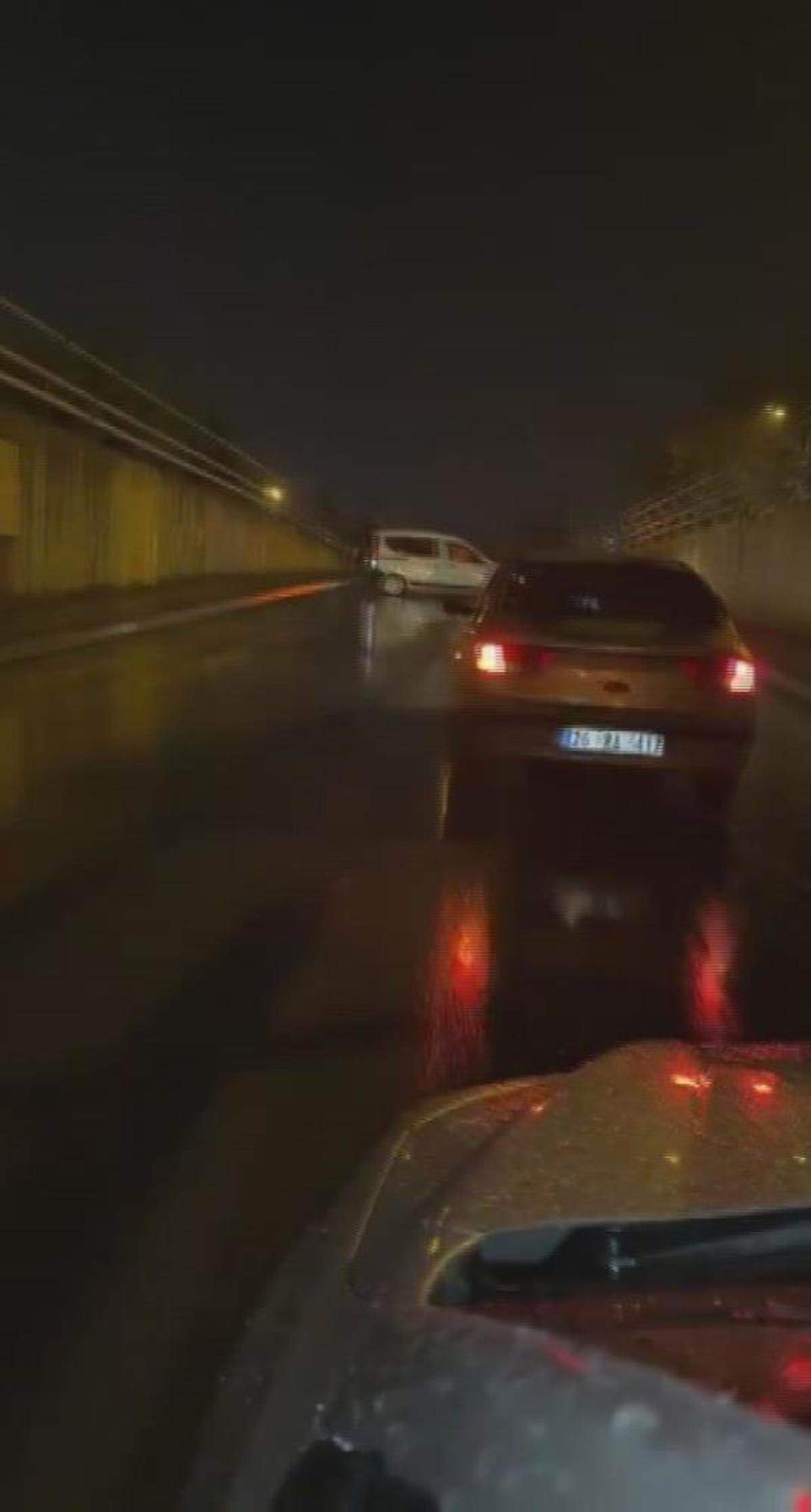 Hatay’da sağanak yağış yolları ve caddeleri göle çevirdi 1