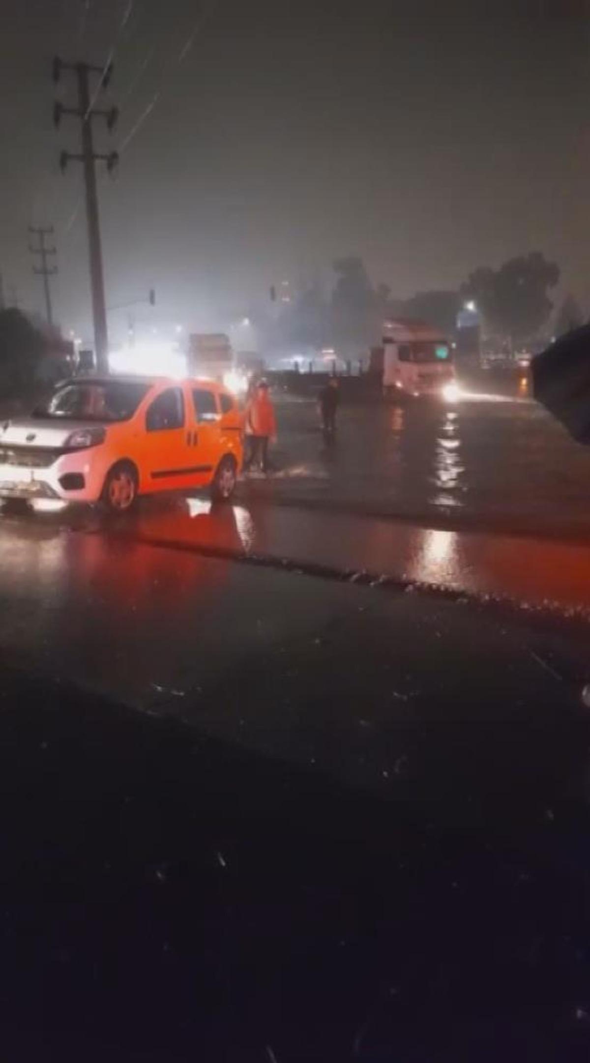 Hatay’da sağanak yağış yolları ve caddeleri göle çevirdi 2