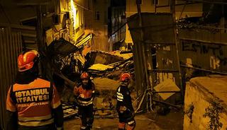 Beyoğlu'nda 5 katlı bina çöktü! Ekipler seferber oldu