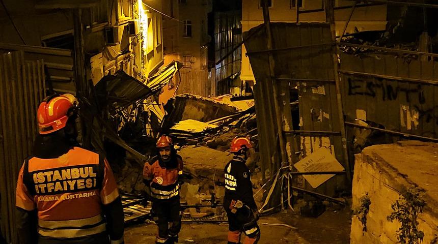 Beyoğlu'nda 5 katlı bina çöktü! Ekipler seferber oldu