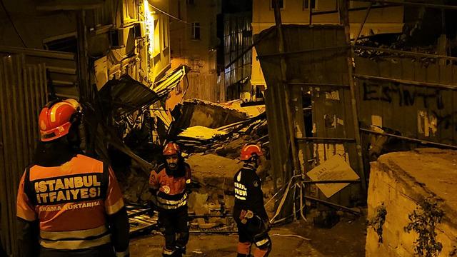 Beyoğlu'nda 5 katlı bina çöktü! Ekipler seferber oldu