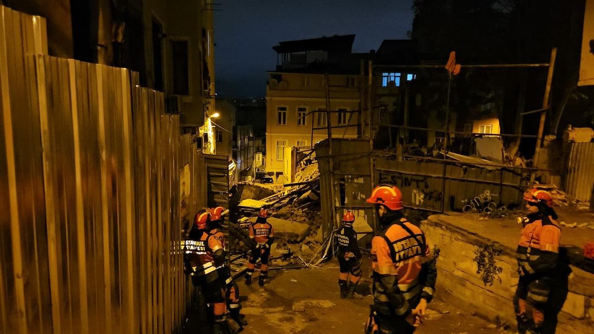 Beyoğlu nda 5 katlı bina çöktü! Ekipler seferber oldu 2
