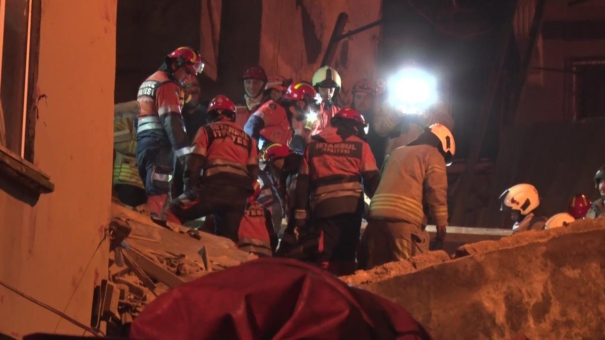 Beyoğlu nda 5 katlı bina çöktü! Ekipler seferber oldu 5
