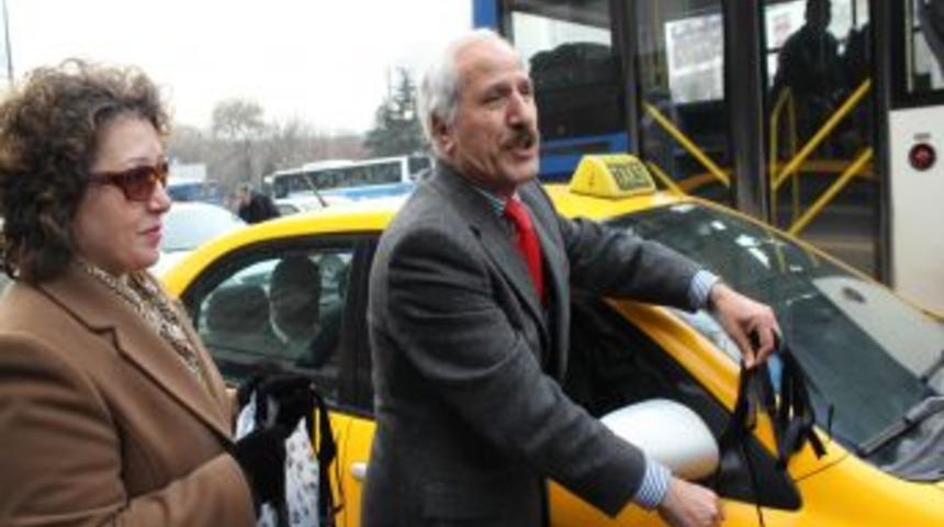 T&Uuml;DEF, benzine yapılan zammı, siyah kurdeleyle protesto etti