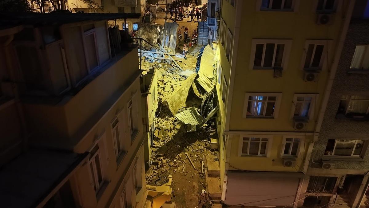 Beyoğlu nda 5 katlı bina çöktü! Ekipler seferber oldu 6