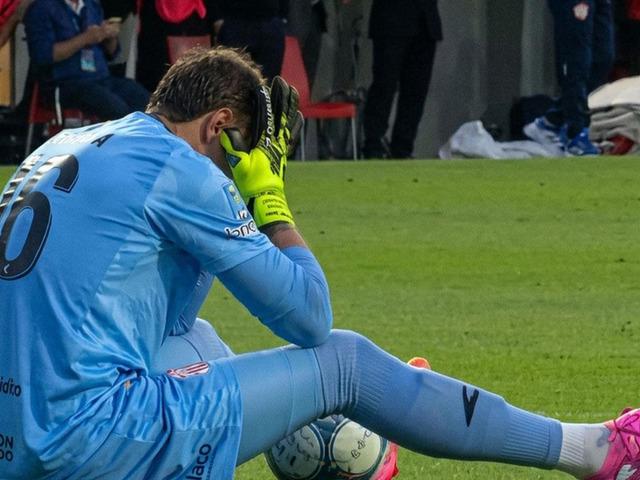 Fernando Muslera sevenlerini korkuttu! Ma&ccedil;ta bir anda kendini yere bıraktı