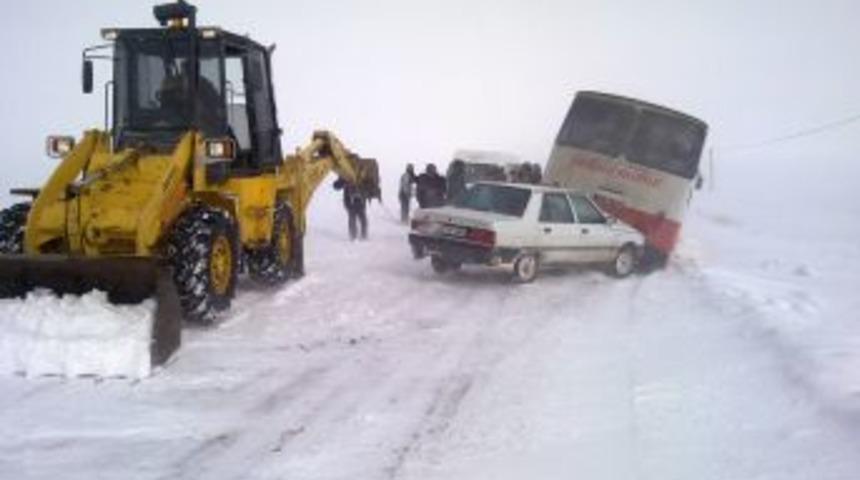 Tipi yolları kapattı, &ouml;ğretmenler yolda kaldı