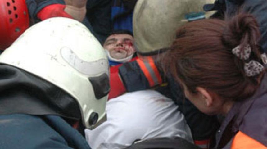 Sıkışan s&uuml;r&uuml;c&uuml;y&uuml; itfaiye kurtardı