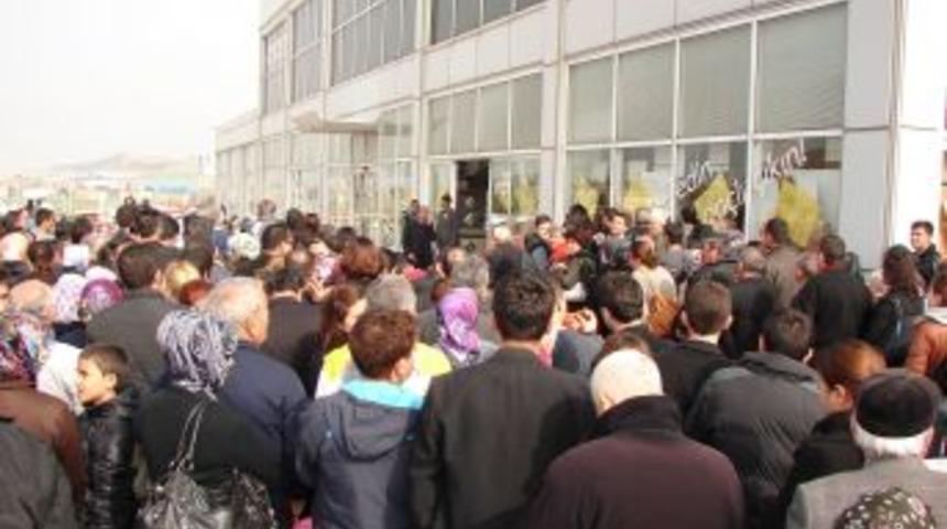 Yanan fabrikanın mobilyalarının satışında izdiham yaşandı