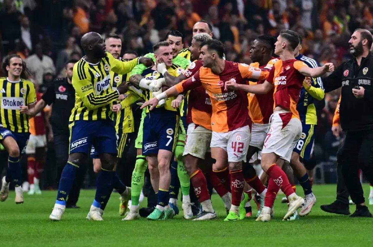 Galatasaray-Fenerbahçe derbisinin faturası çok ağır oldu! 5-10 maç ceza gelebilir 1