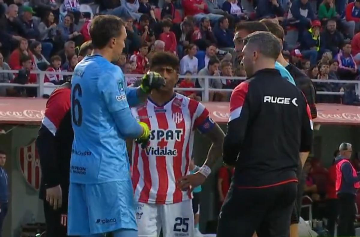 Fernando Muslera sevenlerini korkuttu! Maçta bir anda kendini yere bıraktı 2