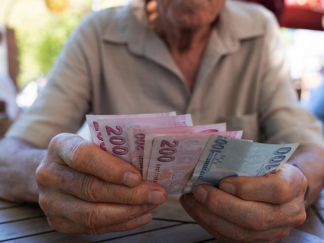Emekli maaşına d&uuml;zenleme g&uuml;ndemde: 65 yaş &uuml;st&uuml;ne daha fazla zam