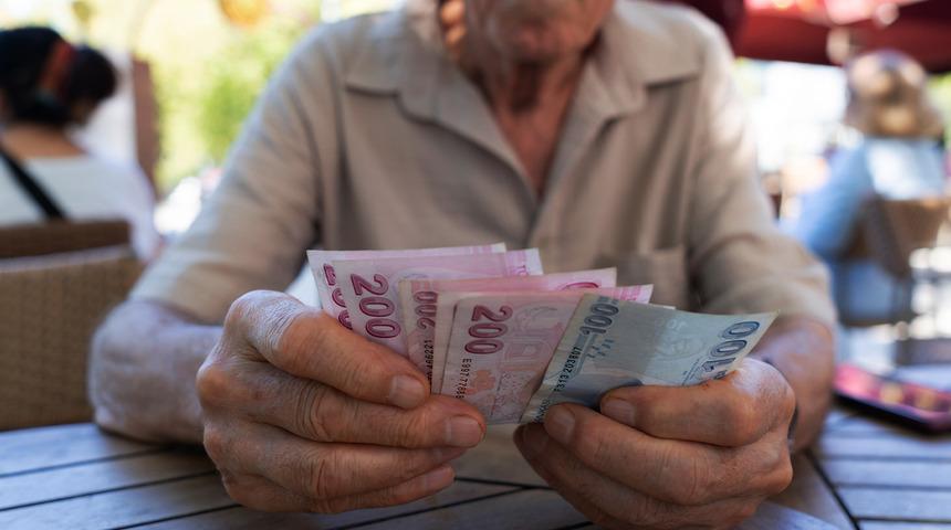Emekli maaşına d&uuml;zenleme g&uuml;ndemde: 65 yaş &uuml;st&uuml;ne daha fazla zam