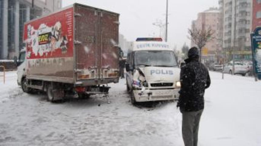 Yoğun kar yağışında buzlanan yolda &Ccedil;evik Kuvvet aracı kaza yaptı