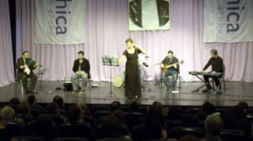 Mikrobiyoloji uzmanı, şarkılarıyla meslektaşlarını coşturdu